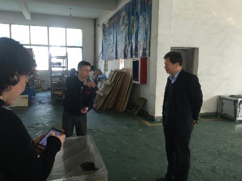 认真听取苏诺特包装机械公司技术人员介绍